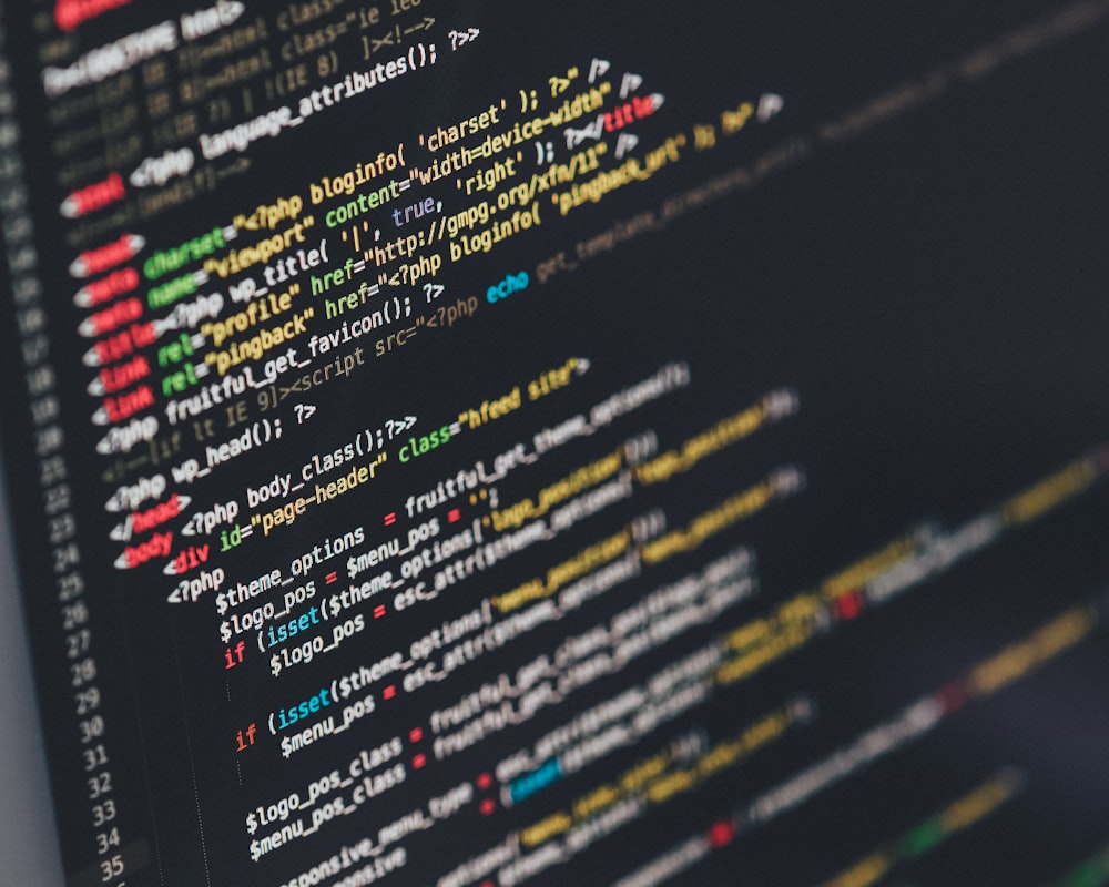 Monitor con código de desarrollo web