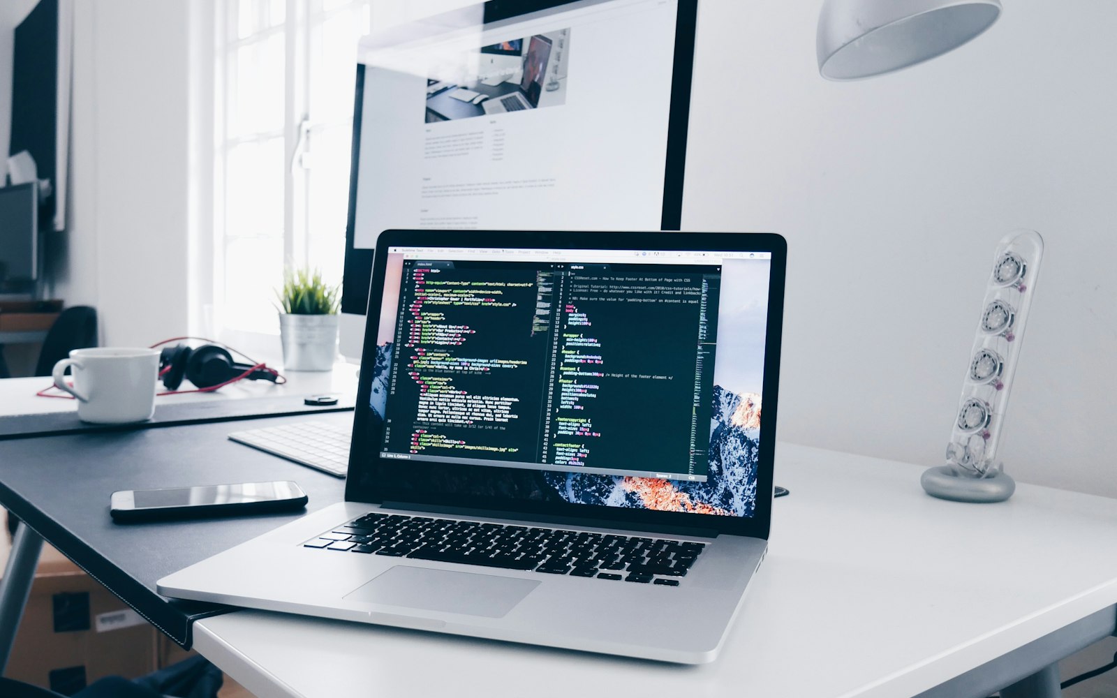 Equipo de desarrollo trabajando frente a pantallas con código