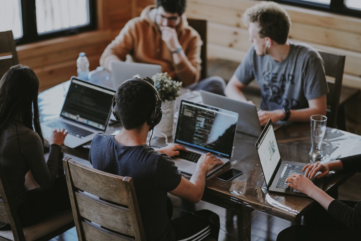Equipo colaborando alrededor de una mesa